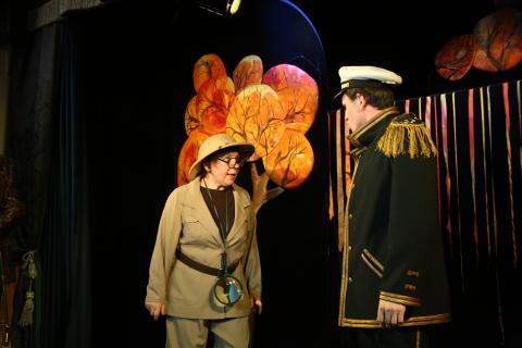 Один волк, два охотника и три поросёнка